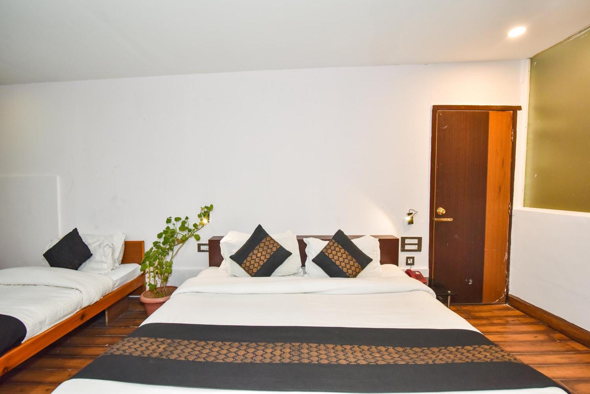 M Hotel And Restaurant Мак-Леод-Гейндж Экстерьер фото